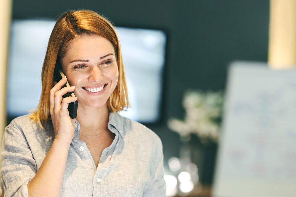 Service-Mitarbeiterin im Kundengespräch